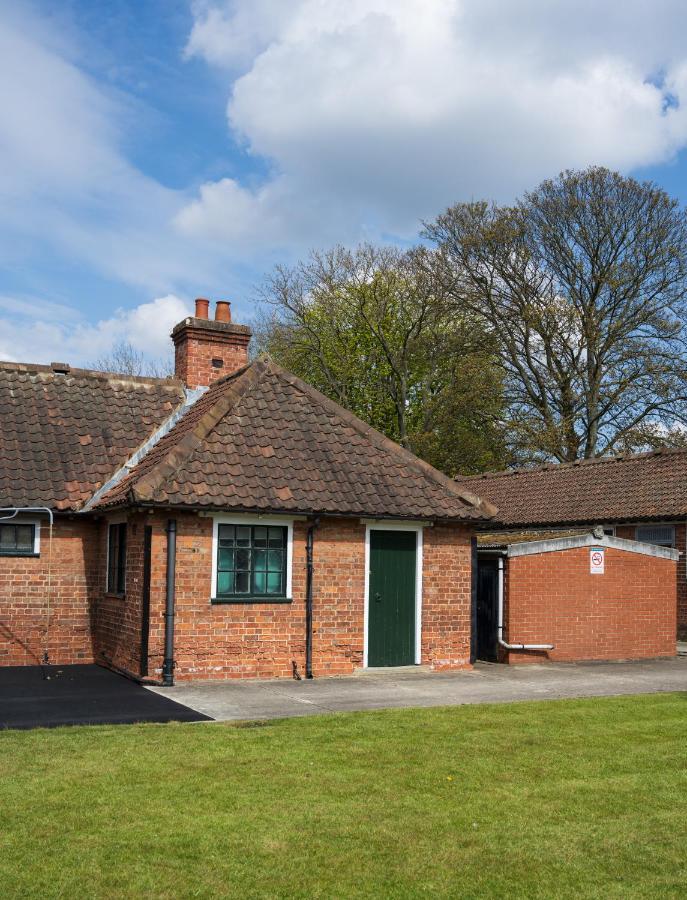 The Stable Suite At York Racecourse Bagian luar foto