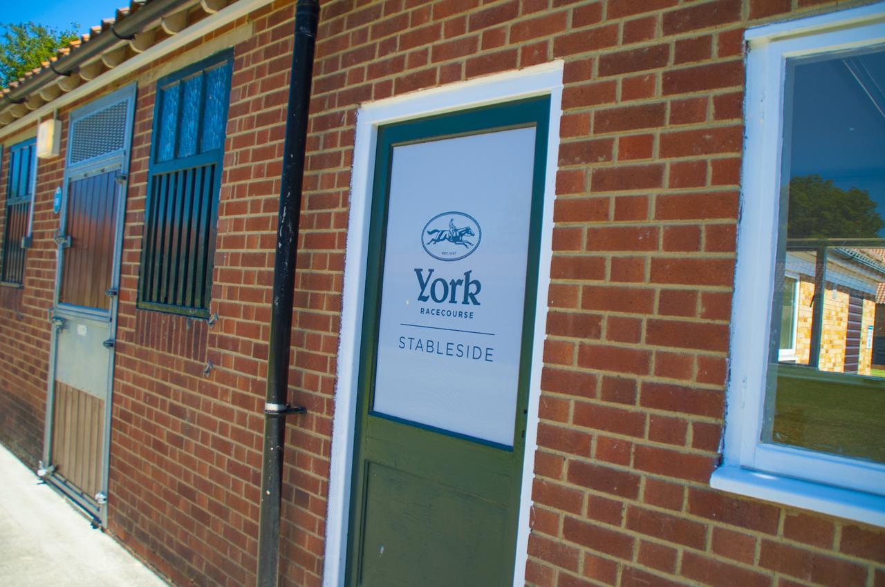 The Stable Suite At York Racecourse Bagian luar foto
